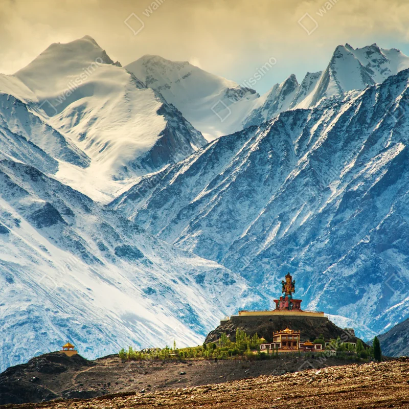 Leinwandbild majestätisches bergkloster vor schneebedeckten gipfeln Leinwandbild majestätisches bergkloster vor schneebedeckten gipfeln