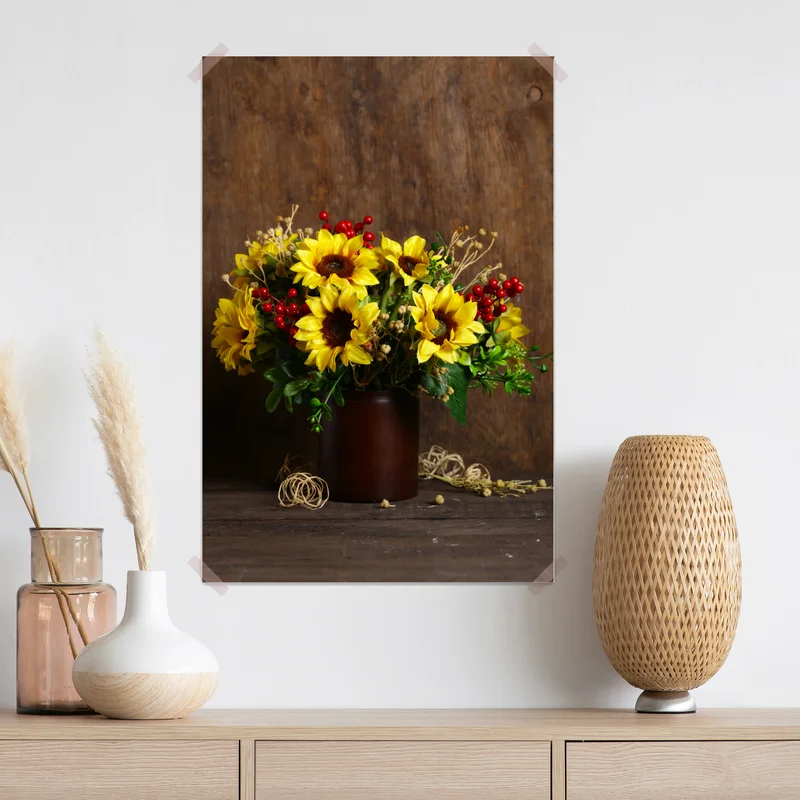 Poster herbstlicher sonnenblumenstrauß vor holzhintergrund Poster herbstlicher sonnenblumenstrauß vor holzhintergrund