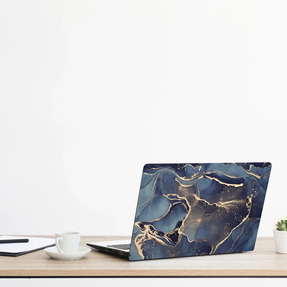 Laptop-Aufkleber traumhafte abstrakte fließmalerei in blau und gold Laptop-Aufkleber traumhafte abstrakte fließmalerei in blau und gold