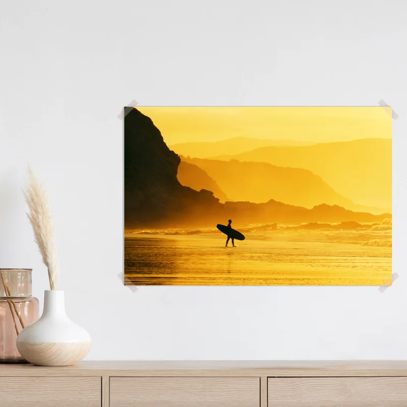 Poster surfer im goldenen sonnenuntergang Poster surfer im goldenen sonnenuntergang