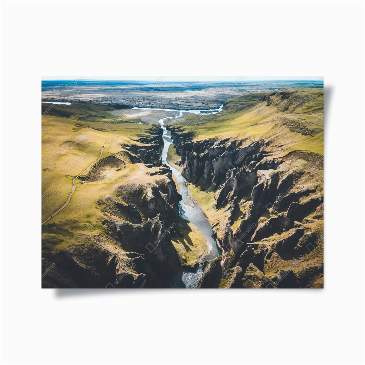Poster luftaufnahme einer dramatischen flussschlucht • Poster bei Wallnifity® Poster luftaufnahme einer dramatischen flussschlucht • Poster bei Wallnifity®
