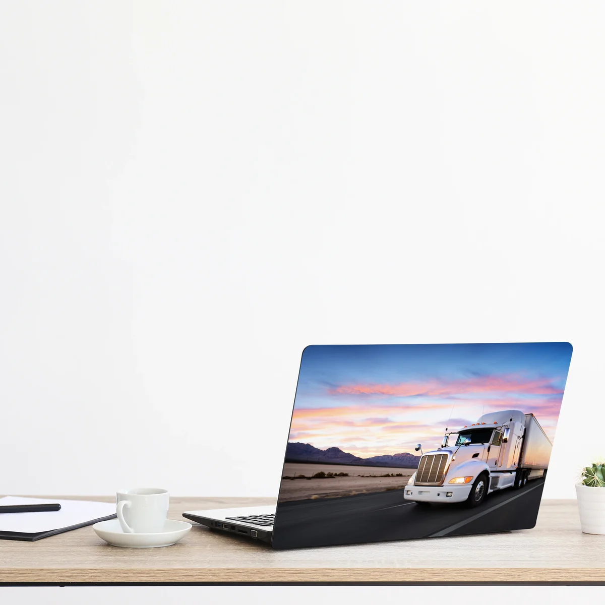 Naklejka na laptopa ciężarówka w ruchu o zachodzie słońca Naklejka na laptopa ciężarówka w ruchu o zachodzie słońca