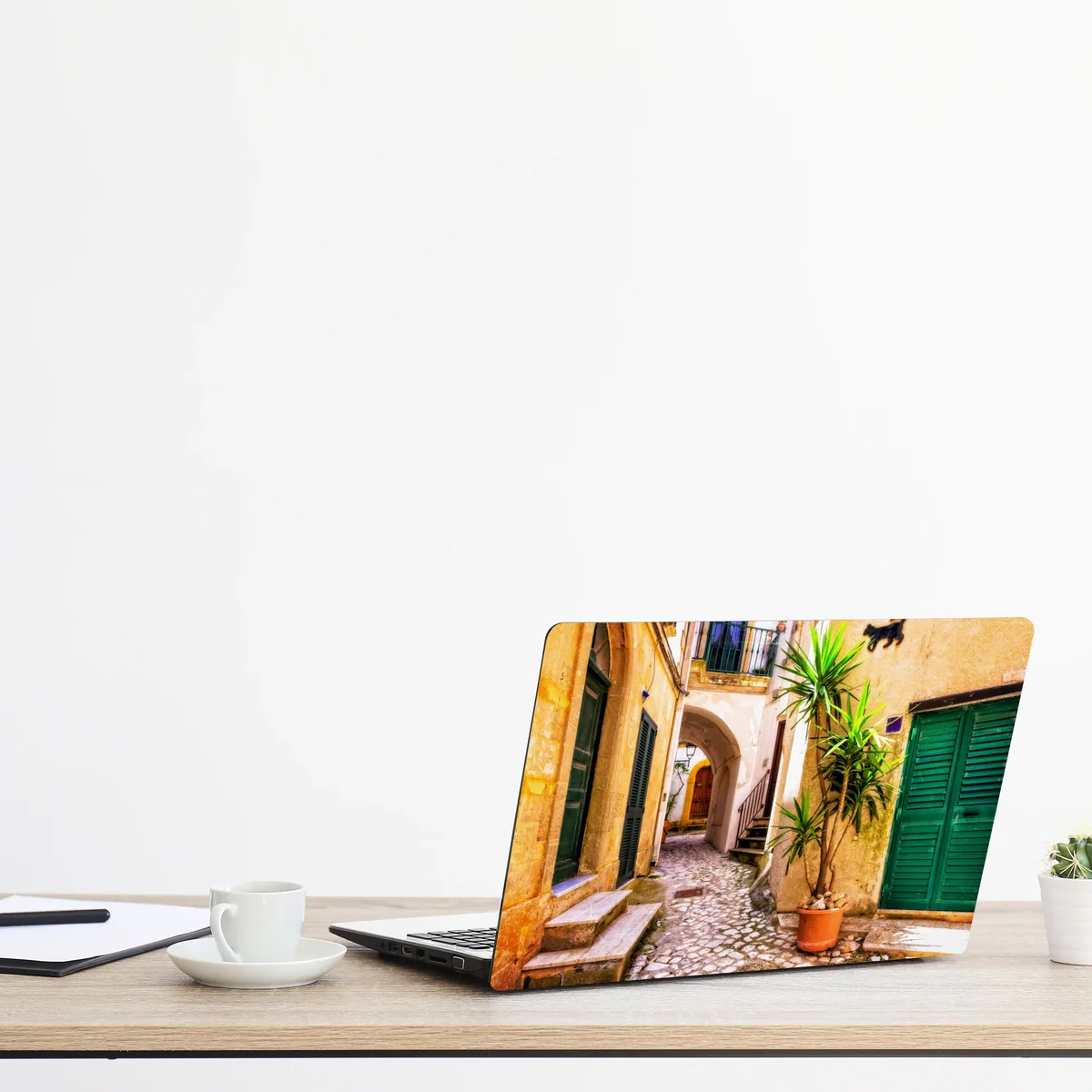 Naklejka na laptopa słoneczna śródziemnomorska uliczka z zielonymi okiennicami Naklejka na laptopa słoneczna śródziemnomorska uliczka z zielonymi okiennicami