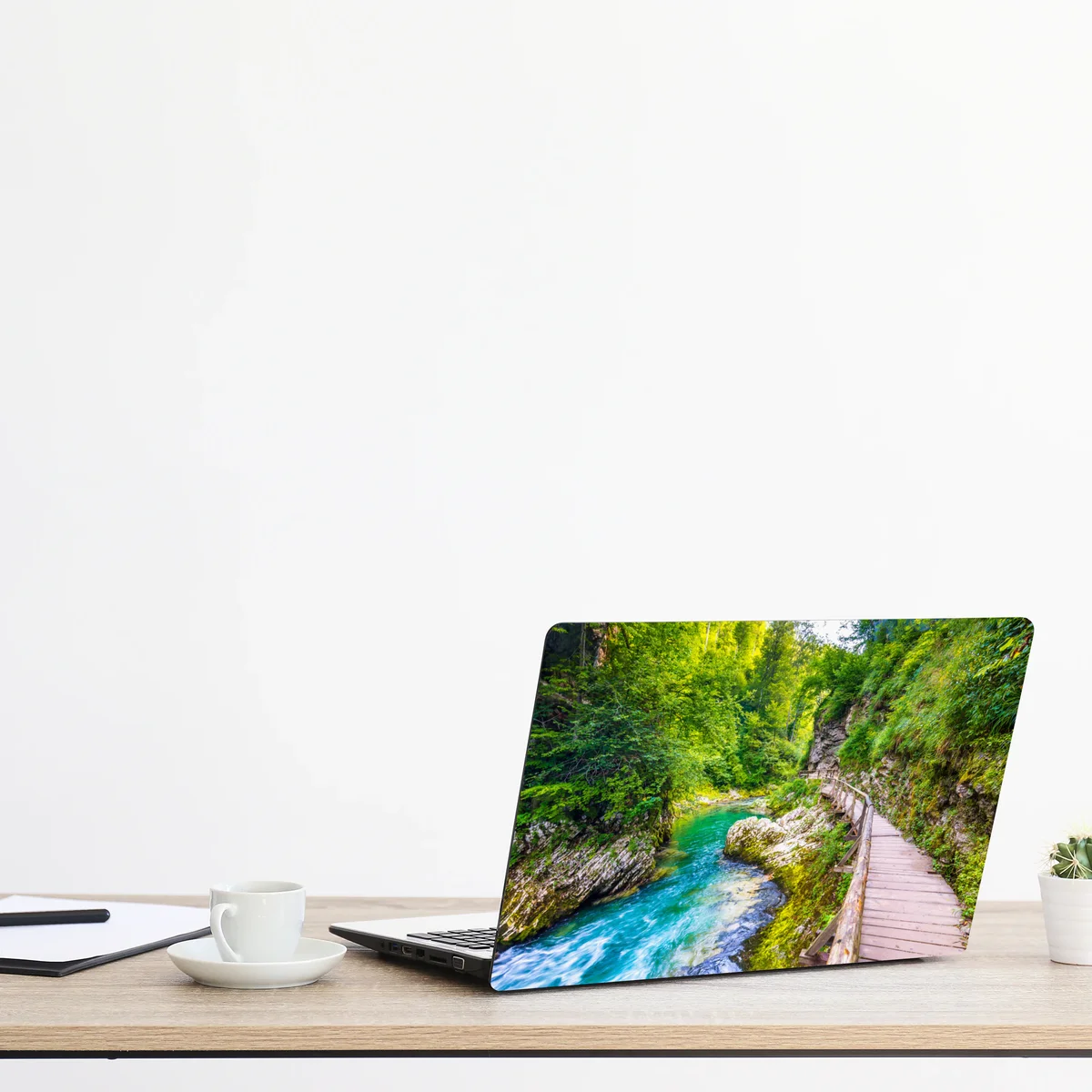 Naklejka na laptopa turkusowa rzeka i drewniana ścieżka w lesie Naklejka na laptopa turkusowa rzeka i drewniana ścieżka w lesie