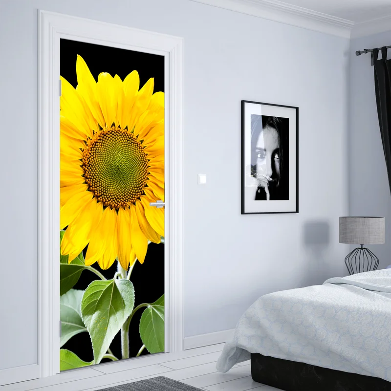 Türaufkleber leuchtende sonnenblume vor schwarzem hintergrund