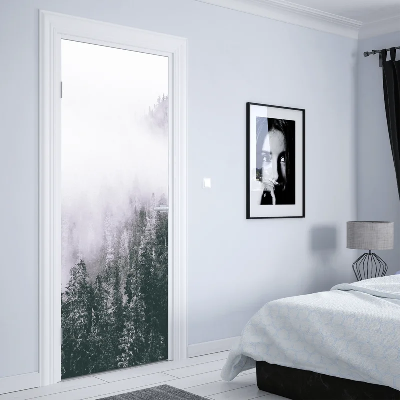 Türaufkleber nebliger immergrüner wald