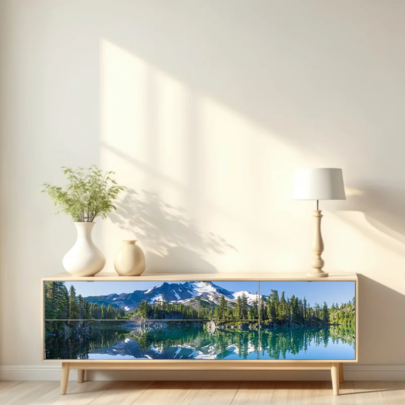 Repositionierbarer Aufkleber ruhiger bergsee mit spiegelndem bergpanorama