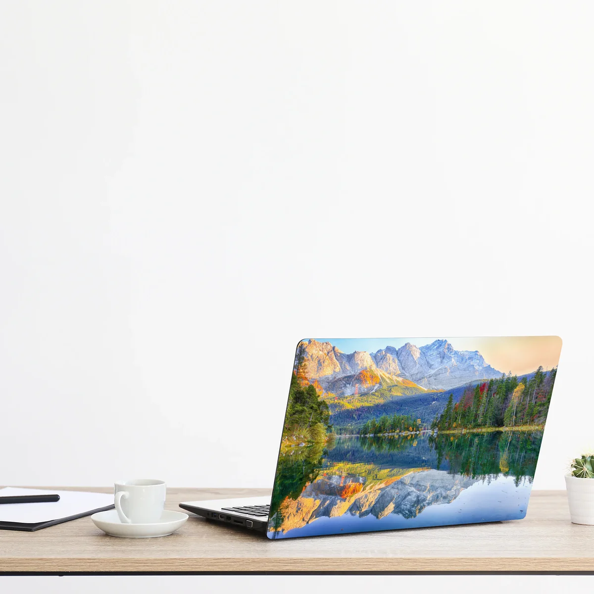 Laptop-Aufkleber herbstliche spiegelung am Eibsee bei Zugspitze Laptop-Aufkleber herbstliche spiegelung am Eibsee bei Zugspitze