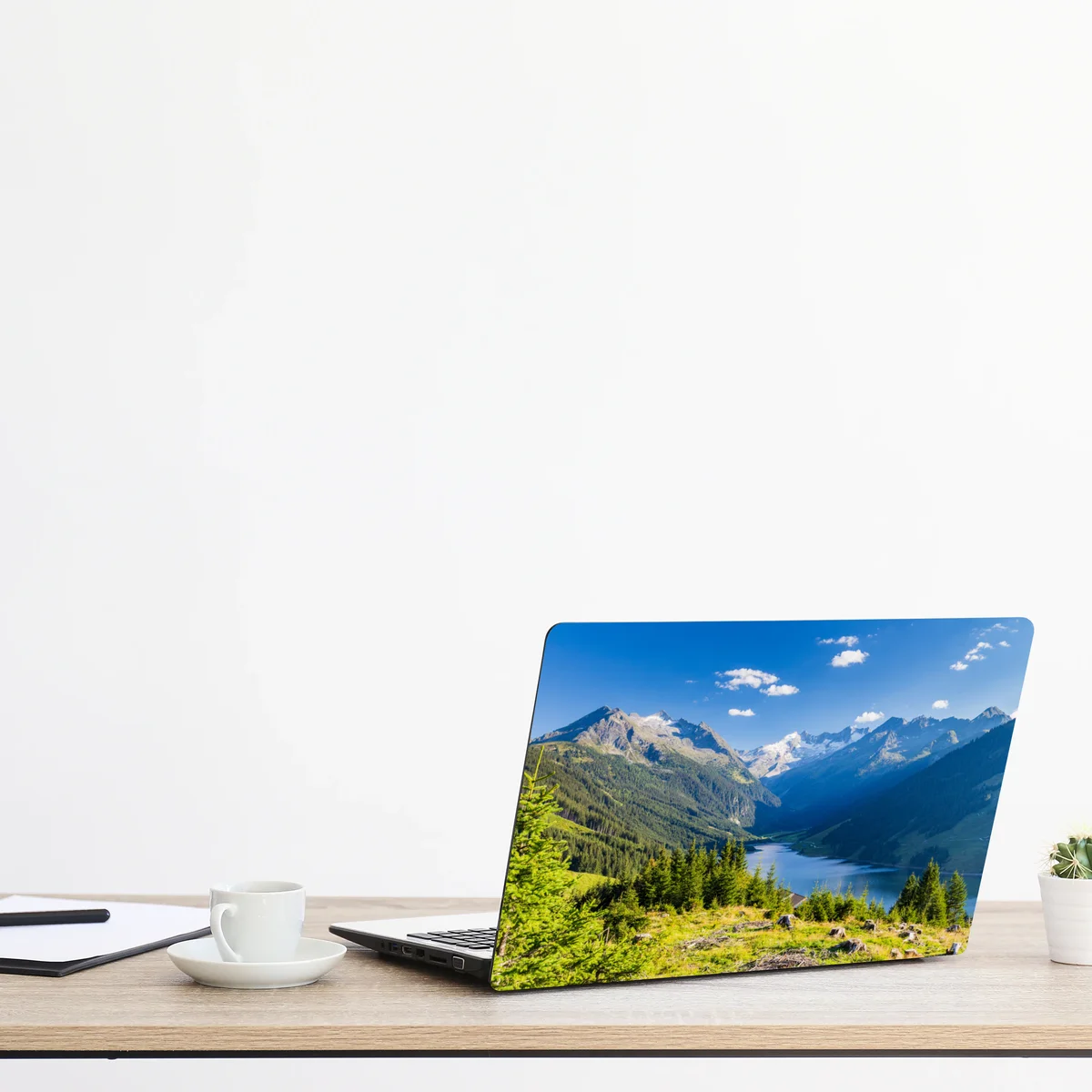 Naklejka na laptopa spokojna dolina z alpejskim jeziorem Naklejka na laptopa spokojna dolina z alpejskim jeziorem