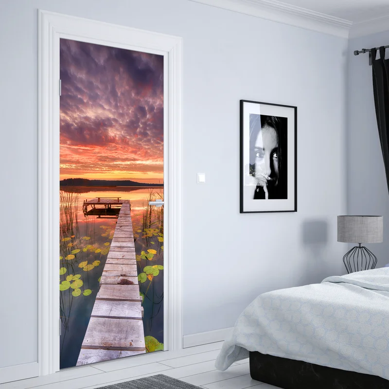 Türaufkleber sonnenaufgang über ruhigem see mit steg