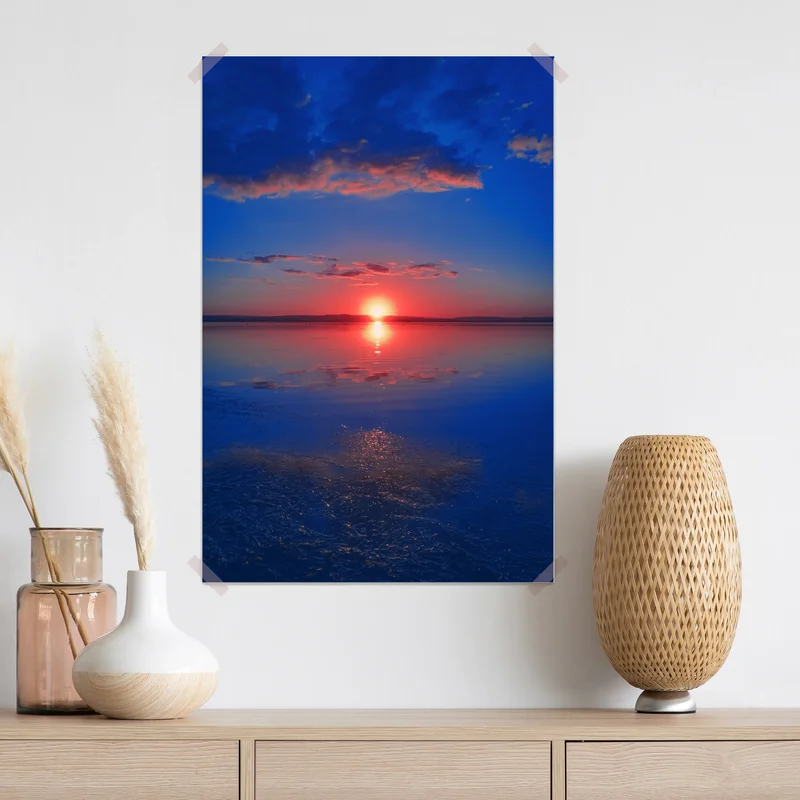 Poster sonnenuntergang über ruhigem meer mit lebendiger spiegelung Poster sonnenuntergang über ruhigem meer mit lebendiger spiegelung