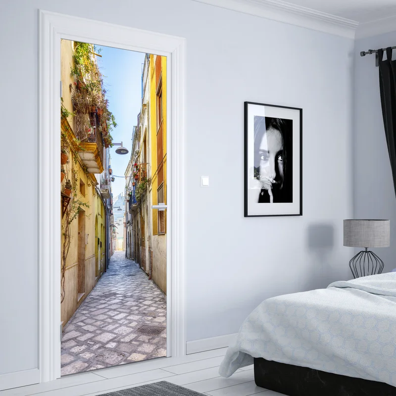 Türaufkleber sonnige gasse in Brindisi Türaufkleber sonnige gasse in Brindisi