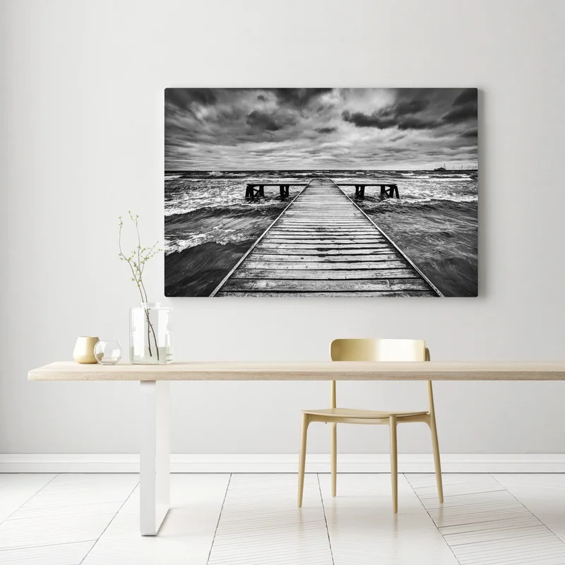 Leinwandbild dramatischer schwarzweiß-steg in stürmischer see Leinwandbild dramatischer schwarzweiß-steg in stürmischer see