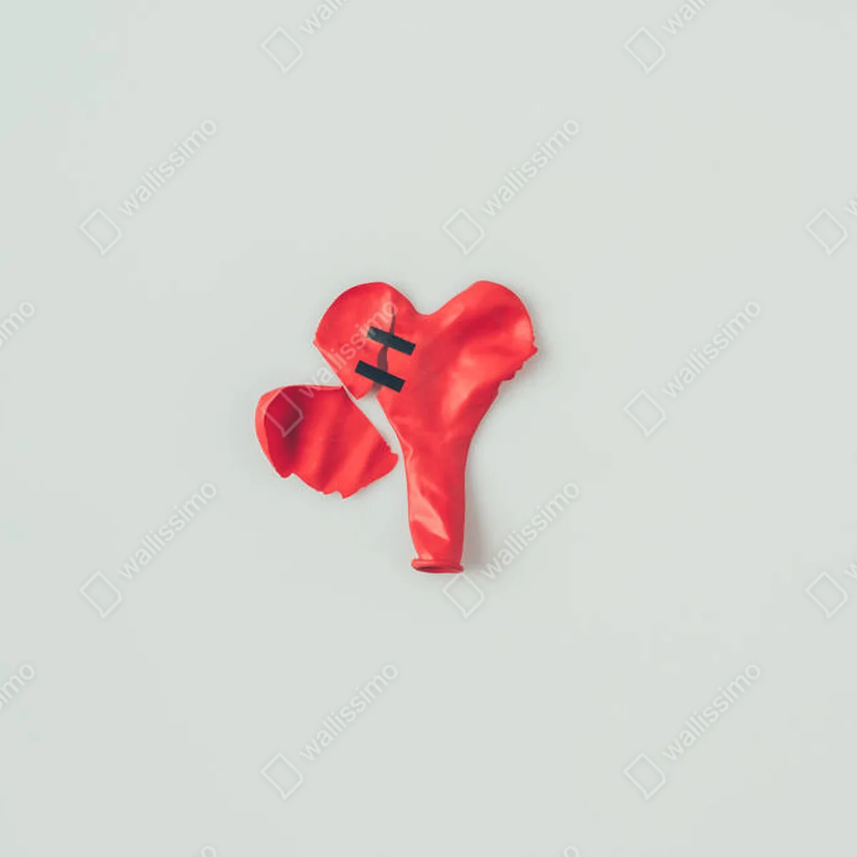 Leinwandbild Draufsicht auf gebrochenen herzförmigen Ballon mit Isolierband isoliert auf weißem, Valentinstag-Konzept • Leinwandbilder bei Wallnifity® Leinwandbild Draufsicht auf gebrochenen herzförmigen Ballon mit Isolierband isoliert auf weißem, Valentinstag-Konzept • Leinwandbilder bei Wallnifity®