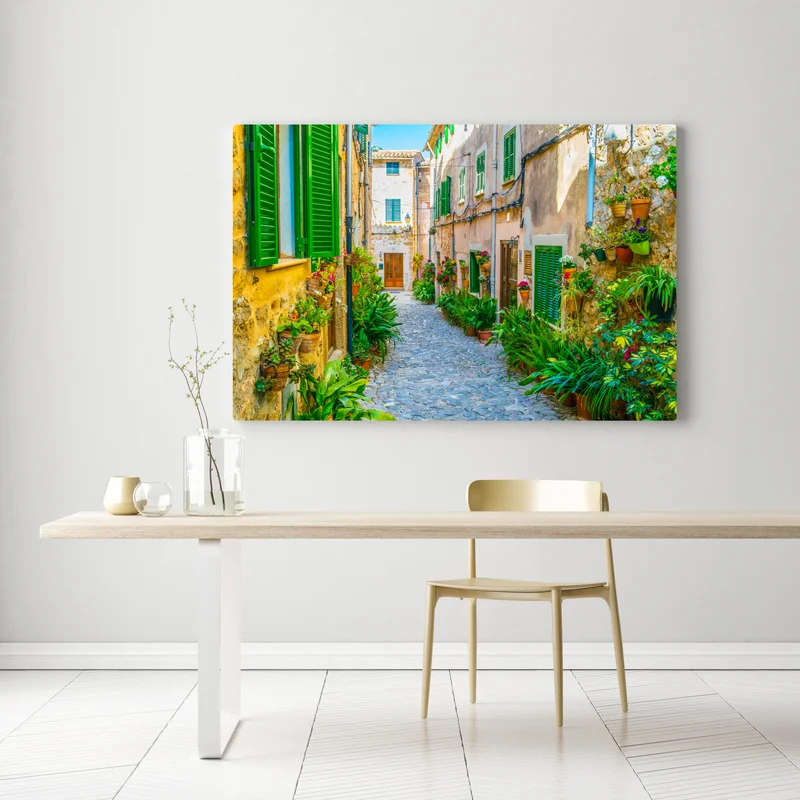 Leinwandbild sonnige gasse mit grünen fensterläden Leinwandbild sonnige gasse mit grünen fensterläden