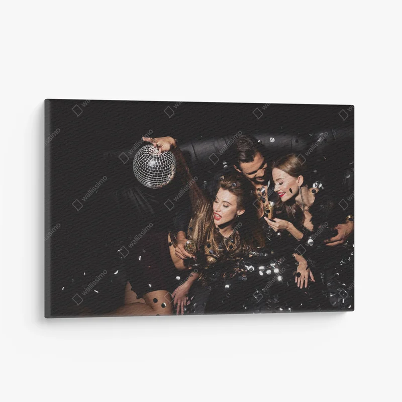 Leinwandbild Draufsicht attraktive und lächelnde Frauen mit Discokugel und gutaussehender Mann mit Champagnerglas isoliert auf schwarz • Leinwandbilder bei Wallnifity® Leinwandbild Draufsicht attraktive und lächelnde Frauen mit Discokugel und gutaussehender Mann mit Champagnerglas isoliert auf schwarz • Leinwandbilder bei Wallnifity®