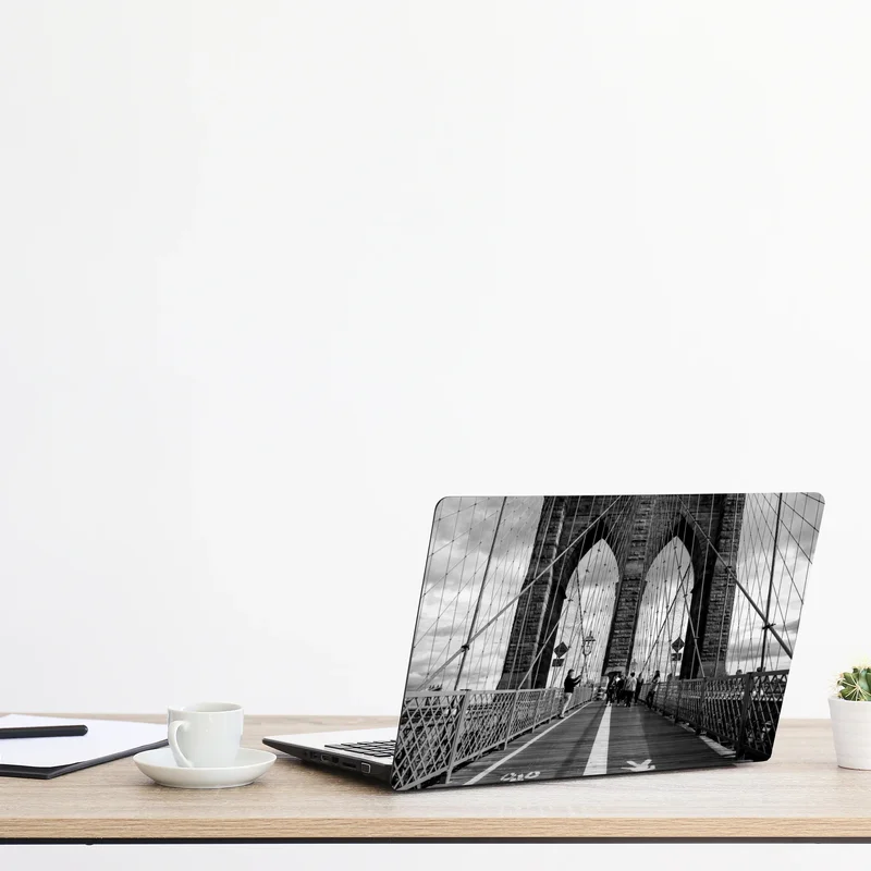 Laptop-Aufkleber Brooklyn Bridge perspektive in monochrom Laptop-Aufkleber Brooklyn Bridge perspektive in monochrom