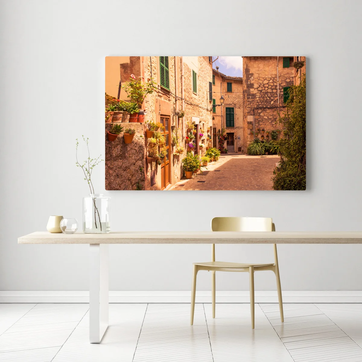 Leinwandbild sonnige mediterrane gasse mit blumentöpfen Leinwandbild sonnige mediterrane gasse mit blumentöpfen