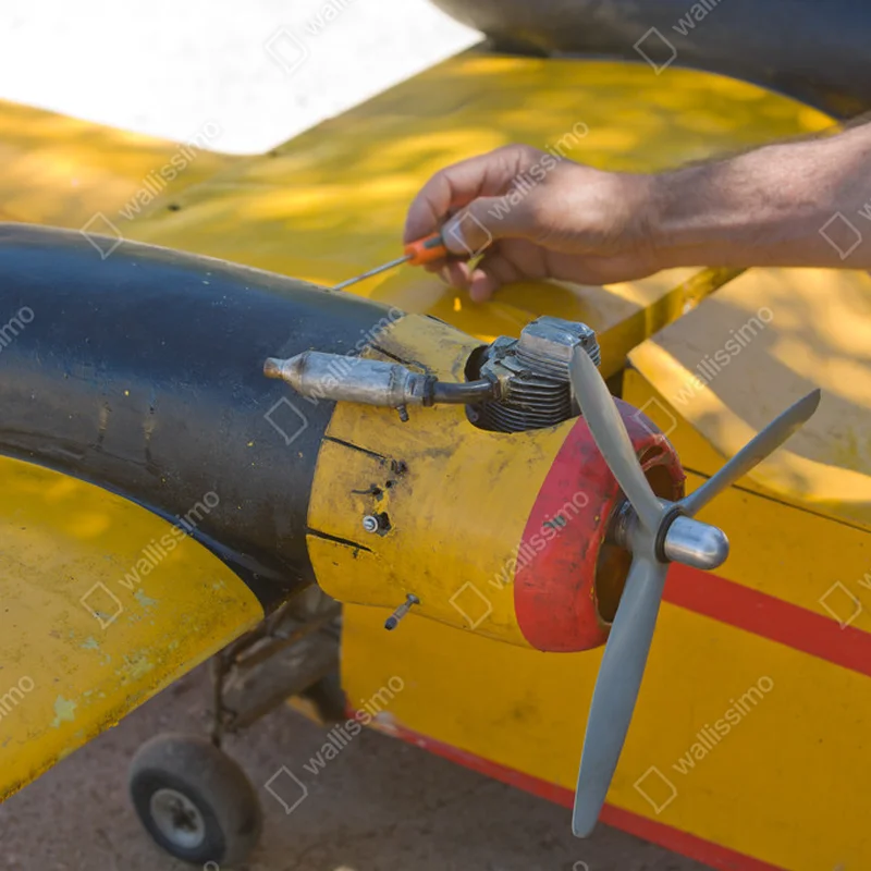Leinwandbild ein Mann repariert sein RC-Wasserflugzeug • Leinwandbilder bei Wallnifity® Leinwandbild ein Mann repariert sein RC-Wasserflugzeug • Leinwandbilder bei Wallnifity®