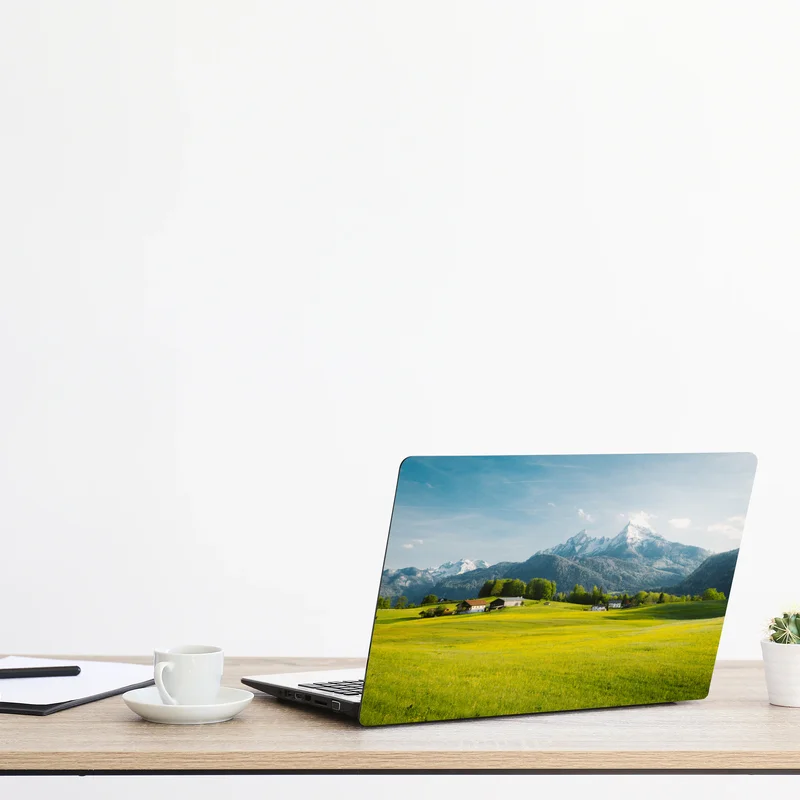 Laptop-Aufkleber alpwiese unter schneebedeckten gipfeln