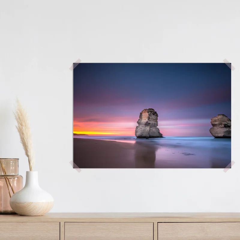 Poster ruhige küstenlandschaft mit felsformationen bei sonnenuntergang Poster ruhige küstenlandschaft mit felsformationen bei sonnenuntergang