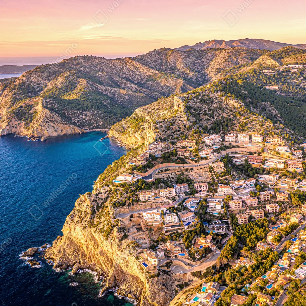 Leinwandbild sonnenuntergang über küstenlandschaft mit dorf am kliff Leinwandbild sonnenuntergang über küstenlandschaft mit dorf am kliff