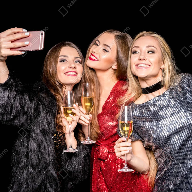 Leinwandbild stilvolle Frauen beim Selfie • Leinwandbilder bei Wallnifity® Leinwandbild stilvolle Frauen beim Selfie • Leinwandbilder bei Wallnifity®