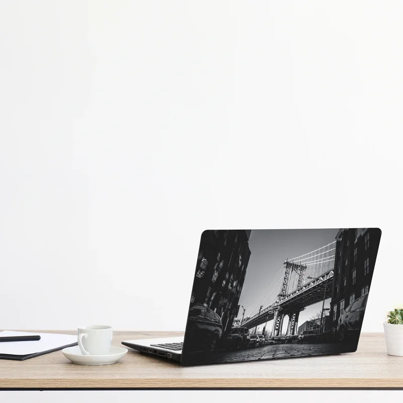 Naklejka na laptopa most na Manhattanie z perspektywy brukowanej ulicy