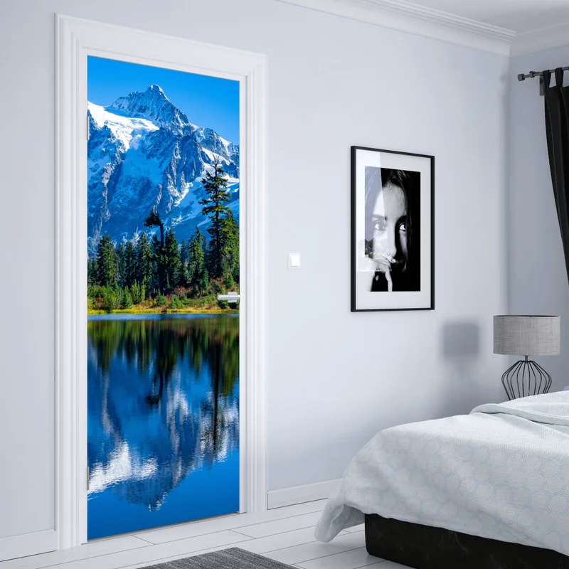 Türaufkleber majestätische bergspiegelung über dem see