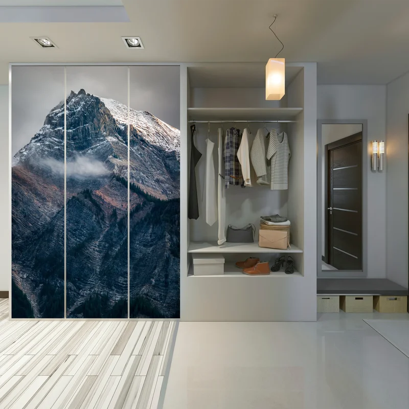 Schrankaufkleber dramatischer alpiner gipfel im nebel Schrankaufkleber dramatischer alpiner gipfel im nebel