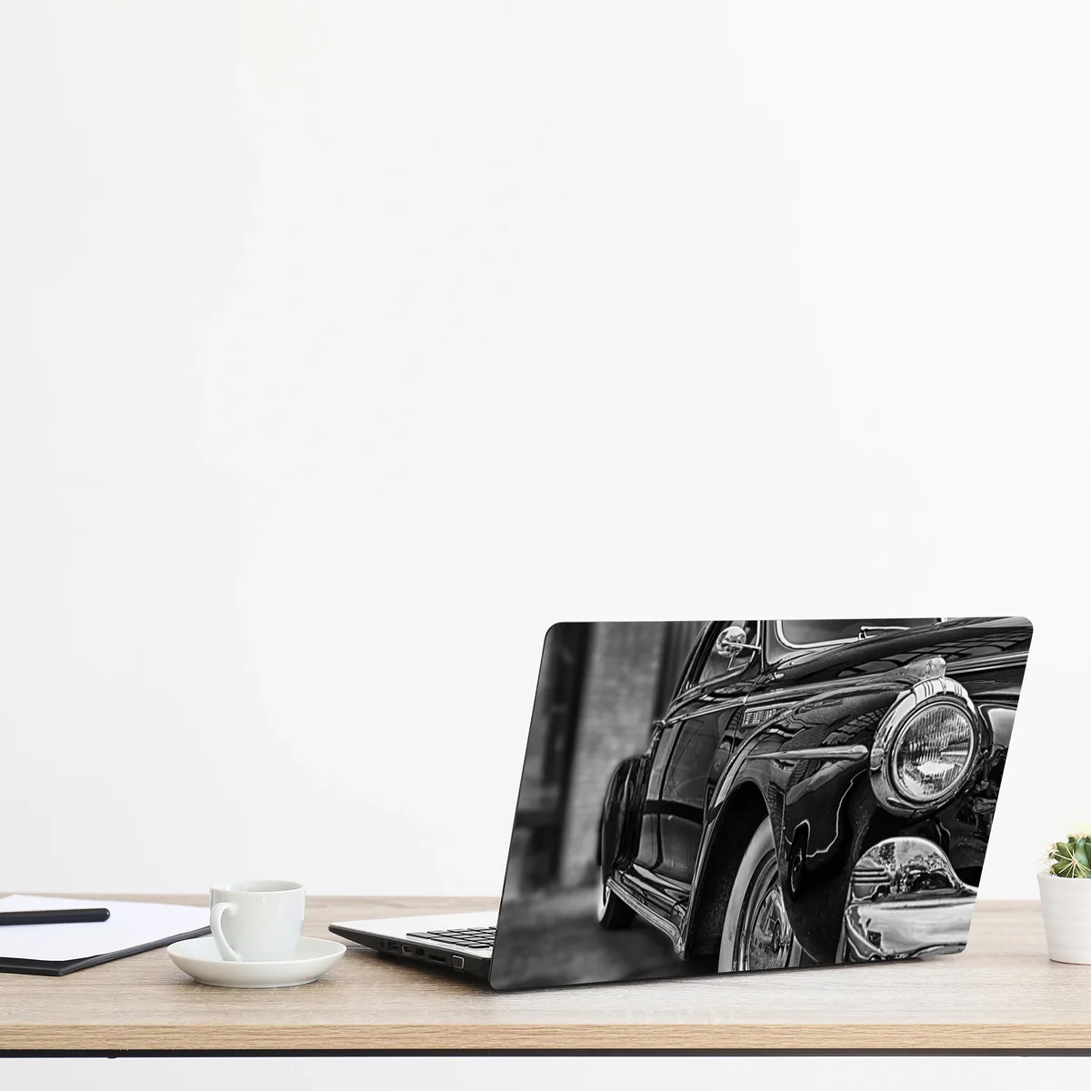 Naklejka na laptopa zabytkowy klasyczny samochód na brukowanej ulicy Naklejka na laptopa zabytkowy klasyczny samochód na brukowanej ulicy