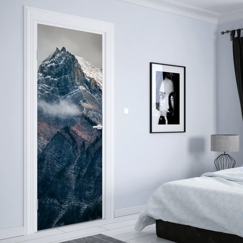 Türaufkleber dramatischer alpiner gipfel im nebel Türaufkleber dramatischer alpiner gipfel im nebel