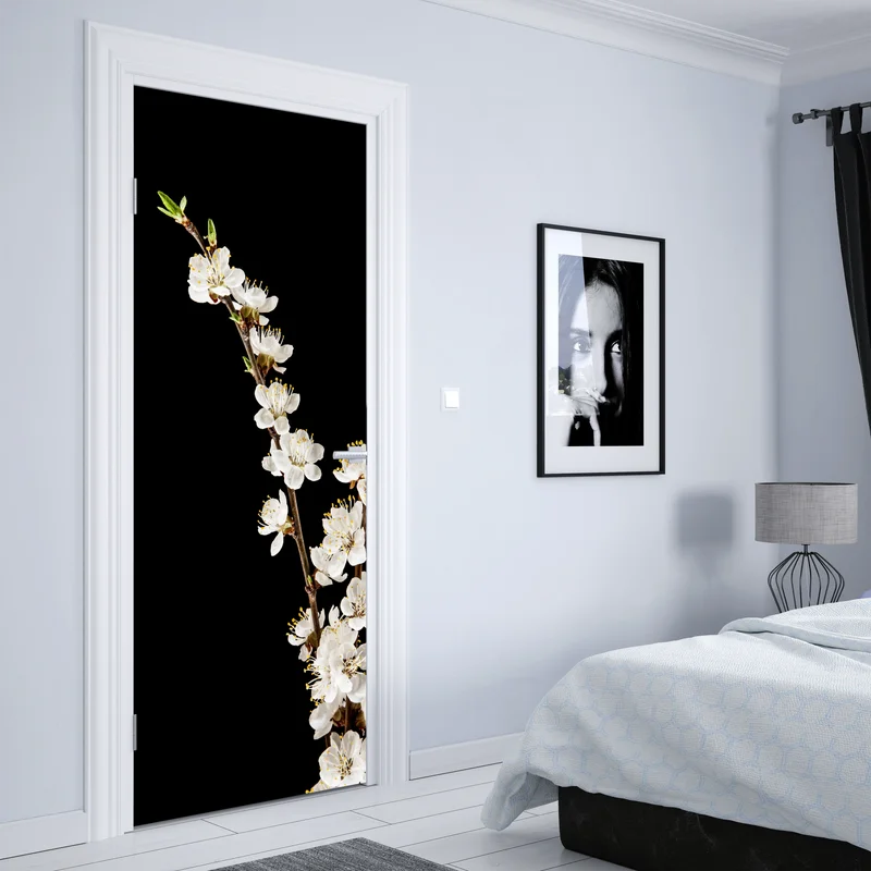 Türaufkleber zarter zweig mit aprikosenblüten auf schwarzem hintergrund