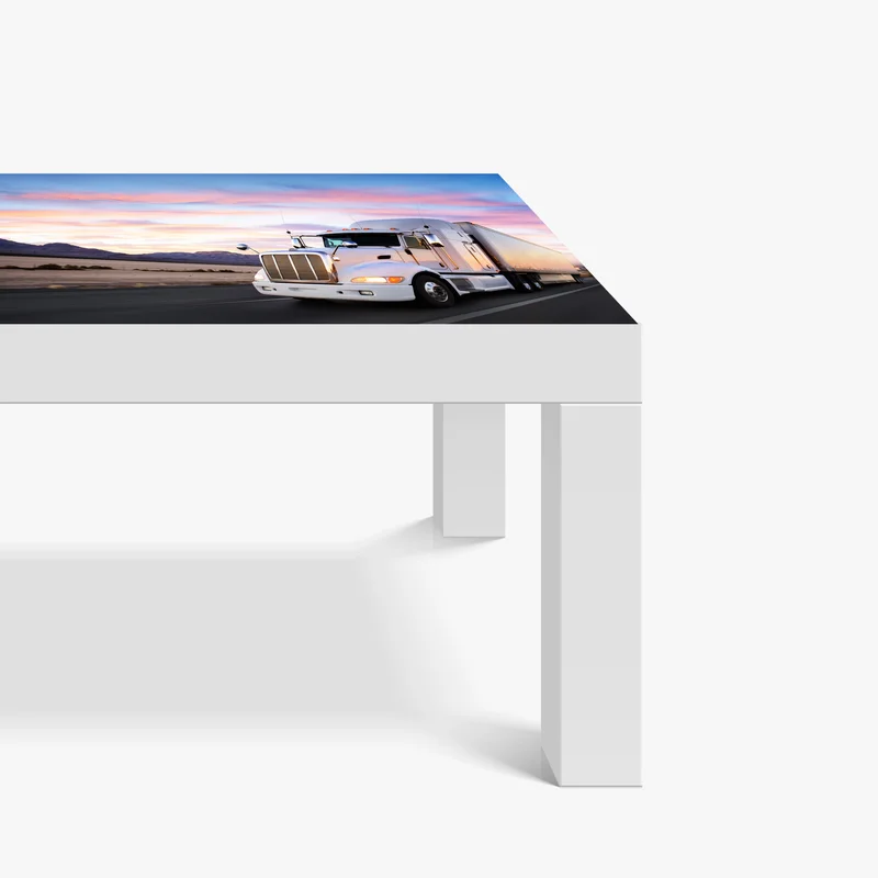 Tischaufkleber und Schreibtischaufkleber lastwagen bei sonnenuntergang auf der autobahn