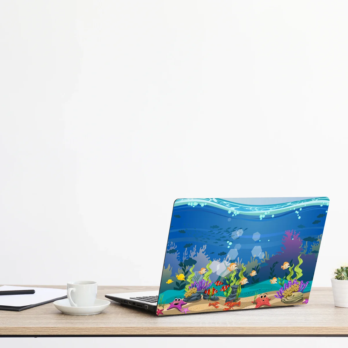 Naklejka na laptopa zabawna podwodna scena z rafą koralową Naklejka na laptopa zabawna podwodna scena z rafą koralową