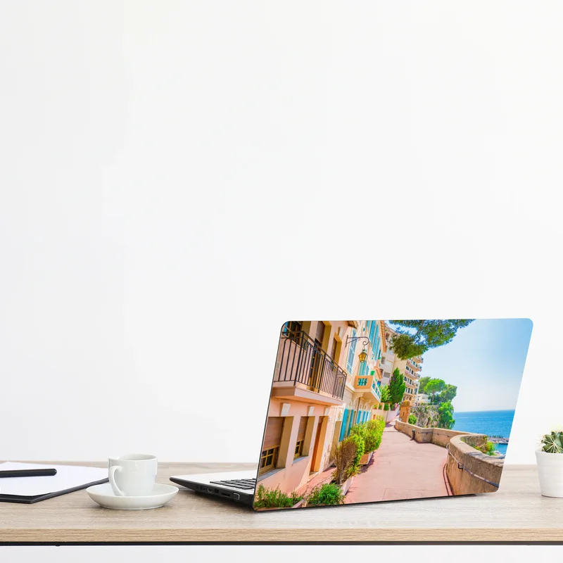 Laptop-Aufkleber mediterrane promenade mit pastellfarbenen häusern