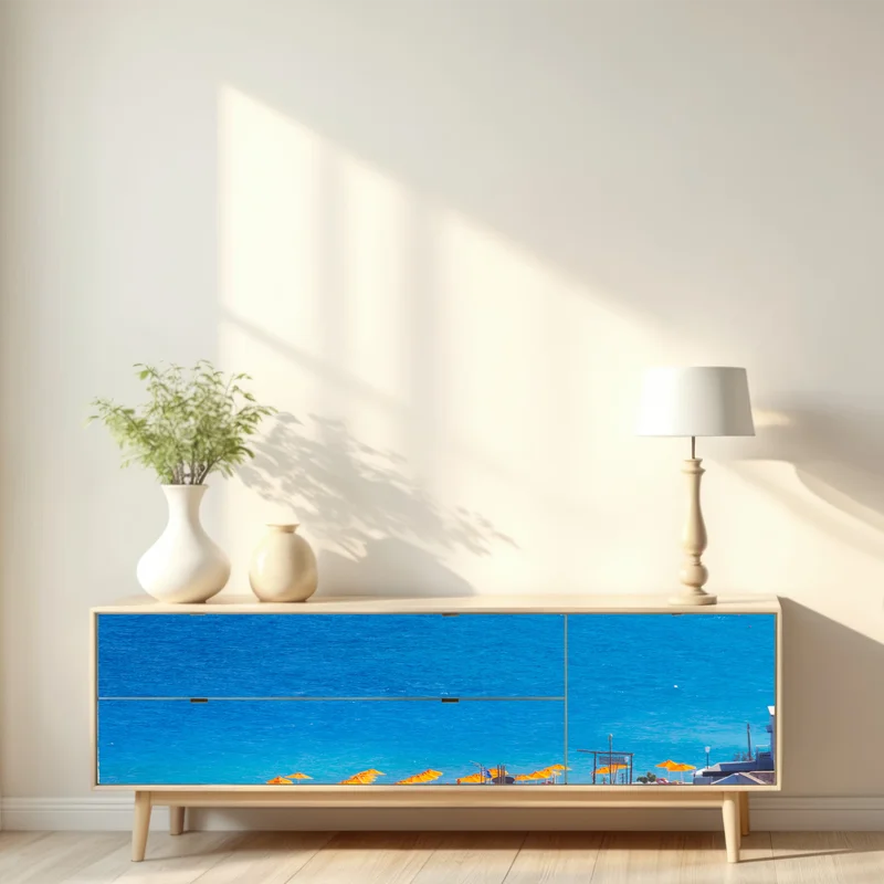 Repositionierbarer Aufkleber Rhodos strand mit bunten sonnenschirmen