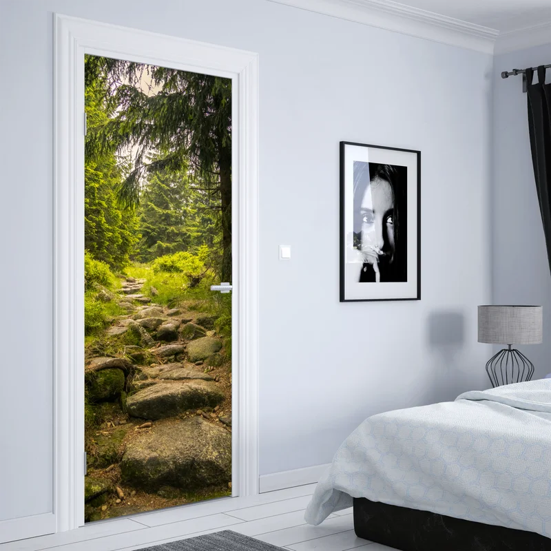 Türaufkleber ruhiger waldweg durch nadelwald Türaufkleber ruhiger waldweg durch nadelwald