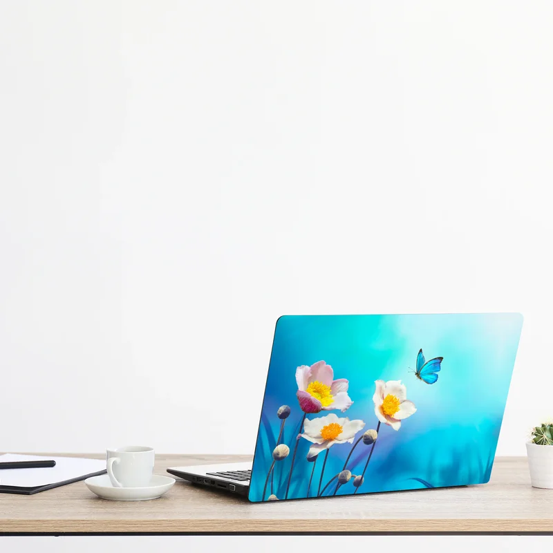 Laptop-Aufkleber zarte rosa anemonen und blauer schmetterling