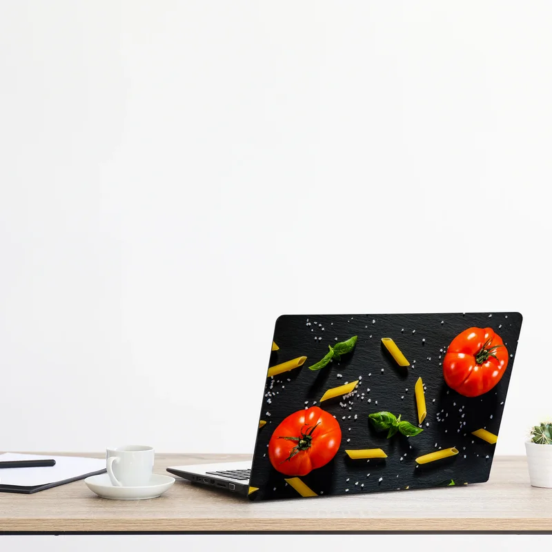 Naklejka na laptopa pomidory i penne na czarnym łupku