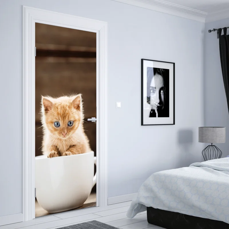 Türaufkleber rötliches kätzchen in einer teetasse