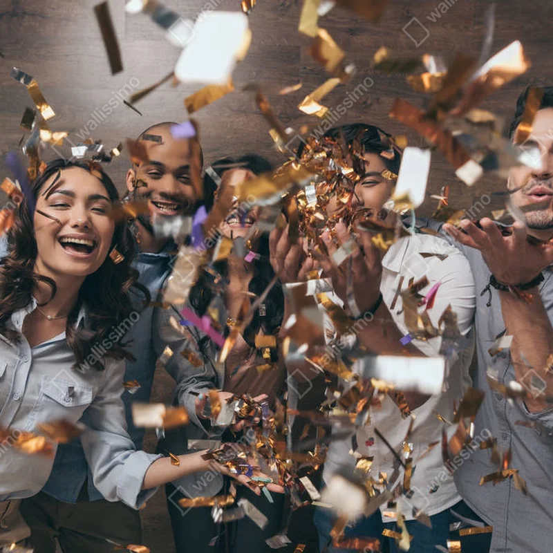 Leinwandbild Junge Leute feiern mit Konfetti • Leinwandbilder bei Wallnifity® Leinwandbild Junge Leute feiern mit Konfetti • Leinwandbilder bei Wallnifity®