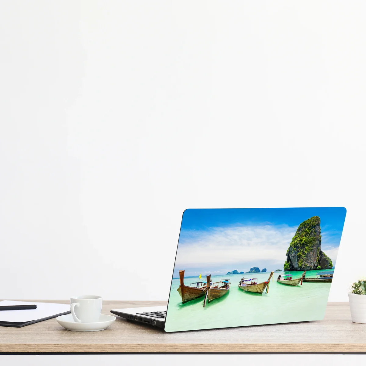 Naklejka na laptopa tropikalne łodzie longtail na turkusowej plaży Naklejka na laptopa tropikalne łodzie longtail na turkusowej plaży