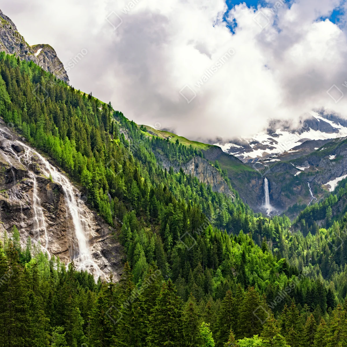 Fototapete nebelverhangener alpenwasserfall über grüner waldschlucht Fototapete nebelverhangener alpenwasserfall über grüner waldschlucht