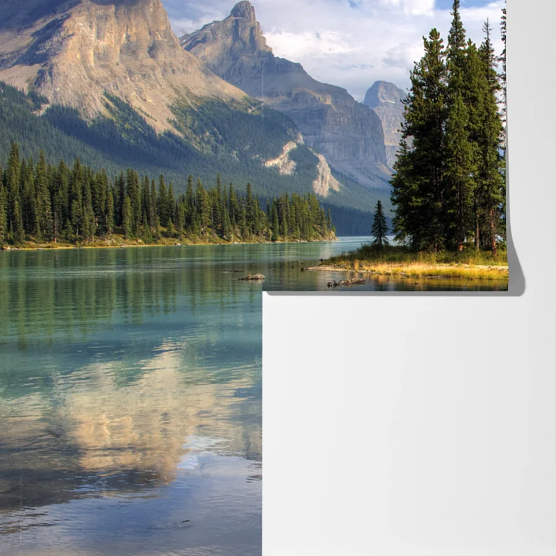 Fototapete ruhiger alpensee mit insel und bergen Fototapete ruhiger alpensee mit insel und bergen