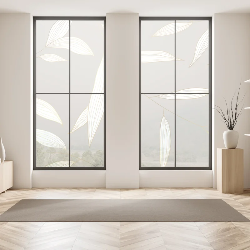 Naklejka na okno delikatne liście z złotym obrysem na beżowym tle Naklejka na okno delikatne liście z złotym obrysem na beżowym tle