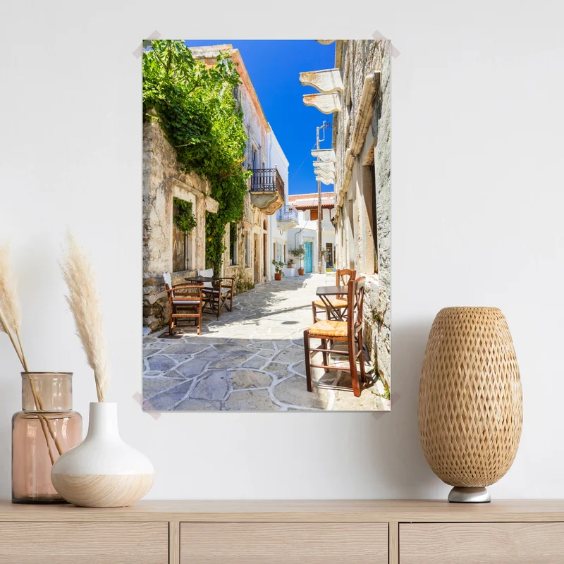 Poster sonnenbeschienene mediterrane gasse mit caféstühlen Poster sonnenbeschienene mediterrane gasse mit caféstühlen