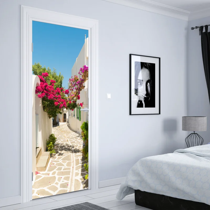 Türaufkleber sonnige mediterrane gasse mit bougainvillea