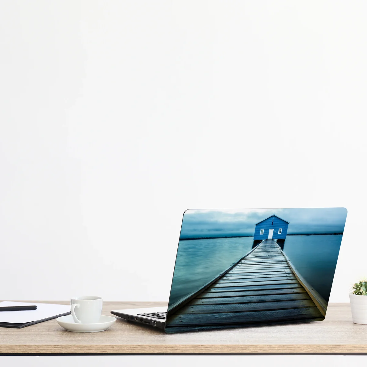 Laptop-Aufkleber blaues bootshaus am ende des stegs Laptop-Aufkleber blaues bootshaus am ende des stegs