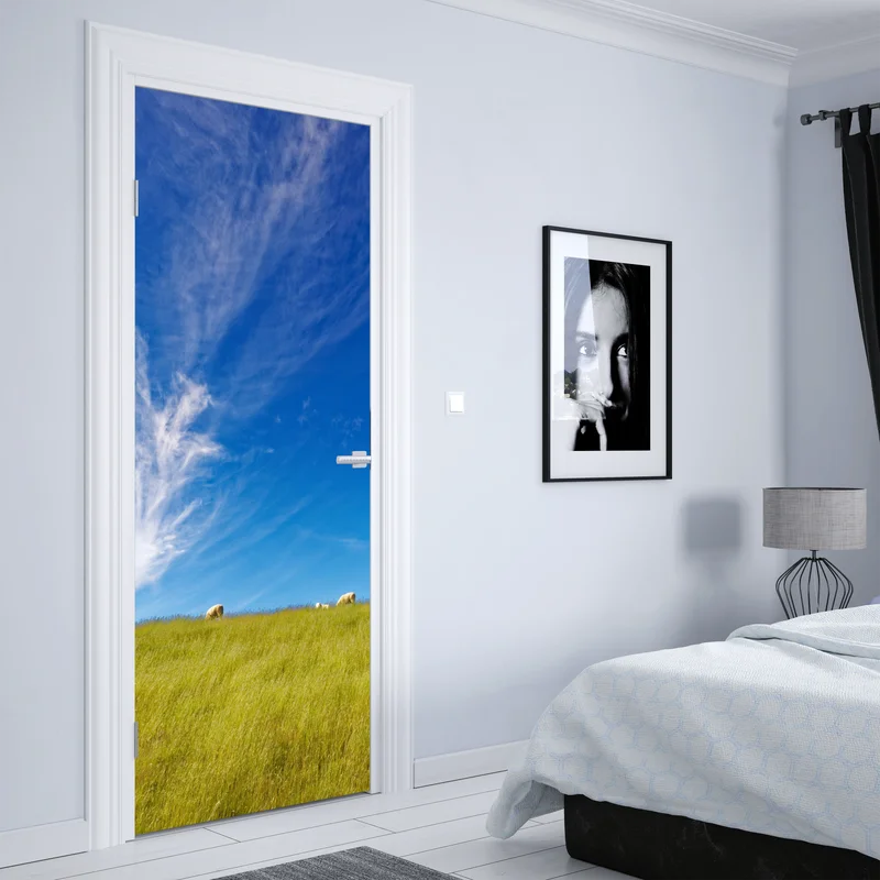 Türaufkleber ruhige wiese unter blauem himmel Türaufkleber ruhige wiese unter blauem himmel